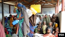 Para pengungsi di kamp Dadaab, Kenya harus menderita karena lembaga bantuan mengurangi pelayanan karena alasan keamanan (foto: dok).
