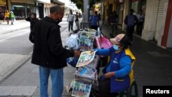 Un hombre compra un periódico, un día después de la primera vuelta de las elecciones presidenciales de Guatemala, en la Ciudad de Guatemala.

