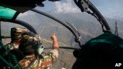Tim gabungan militer Amerika dan Nepal akhirnya menemukan delapan mayat penumpang helikopter UH-1 "Huey" yang jatuh ketika mengantar bantuan ke Dolakha, Nepal, 12 Mei 2015. (AP) 