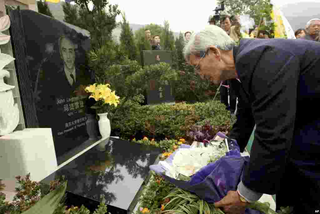 燕京大学校友给老校长司徒雷登的陵墓献花(2008年11月16日)。司徒雷登创办了燕京大学。中国作家冰心曾和毛泽东唱反调说:“我就不爱听什么‘别了,司徒雷登’,人家司徒雷登帮过许多进步学生,好几个人都是坐着他的车才去了解放区。应该感谢每一个帮助自己的人,忘恩负义不好。”