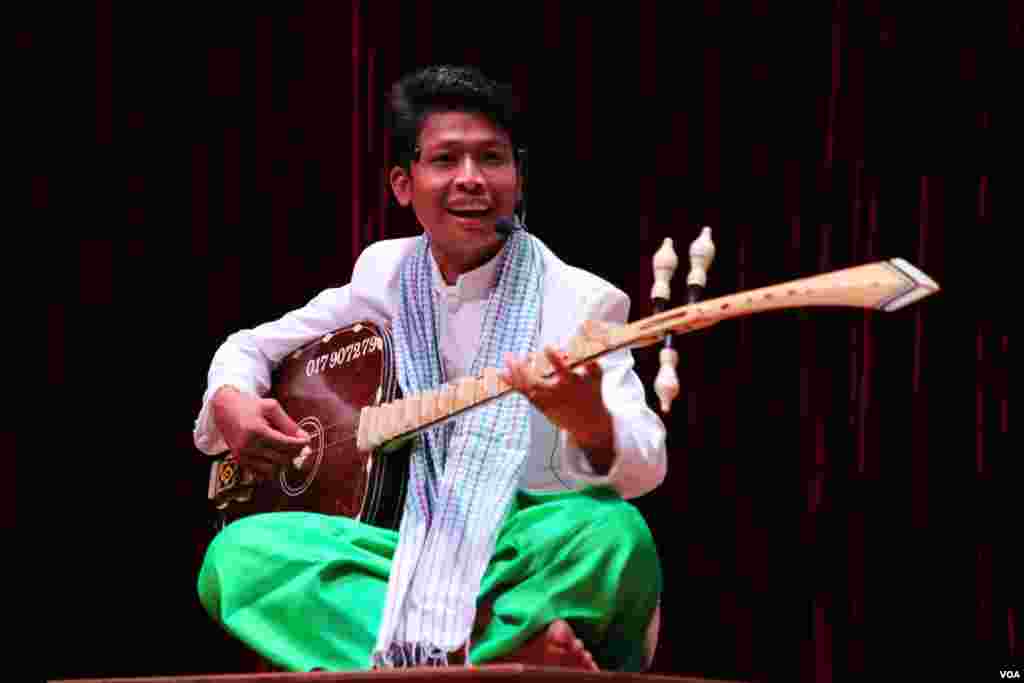 ម៉ើ មឿន អ្នកលេងចាប៉ីវ័យក្មេងសម្ដែងនៅក្នុងមហោស្រពចាប៉ីលើកទីមួយនៅសាលមហោស្រពចតុមុខនៃរាជធានីភ្នំពេញកាលពី ថ្ងៃអាទិត្យទី០៣មេសានេះ។ (ឡេង ឡែន/VOA) 
