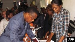 Presiden Kongo Denis Sassou Nguessou di sebuah TPS di Brazzaville (25/10).
