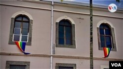 Banderas de la equidad sexual cuelgan en las ventanas del edificio del Sión de la Asamblea Legislativa tras la entrada de vigencia de matrimonio igualitario en Costa Rica. [Foto: Armando Gómez, VOA]