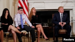 Shugaba Trump da wasu daga makarantar da aka kashe mutane 17 makon jiya