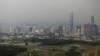 2016年3月6日，中国深圳和香港之间，河流和鱼塘将这两座城市分隔开来，香港边界的村屋面向深圳的摩天大楼。
