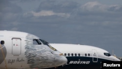 Un Boeing 737 MAX et un Embraer E190-E2 sont visibles avant l'ouverture du 52ème Paris Air Show à l'aéroport du Bourget près de Paris, France, le 16 juin 2017. 