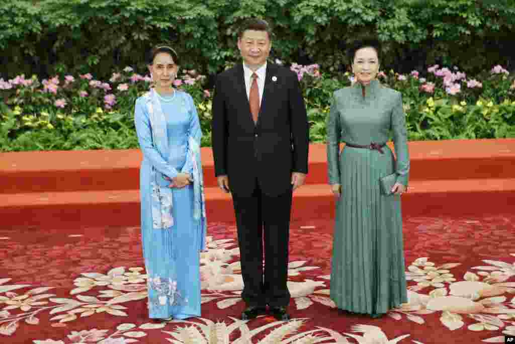 中国主席习近平和夫人彭丽媛欢迎缅甸国务资政昂山素季出席在北京的 “一带一路”国际合作高峰论坛宴会(2017年5月14日)