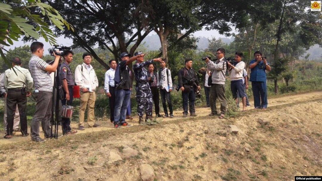 မောင်တောဒေသအတွင်း သတင်းသမားများ ၂၀၁၆ ဒီဇင်ဘာလအတွင်း သတင်းယူနေစဉ် (MOI Webportal Myanmar)