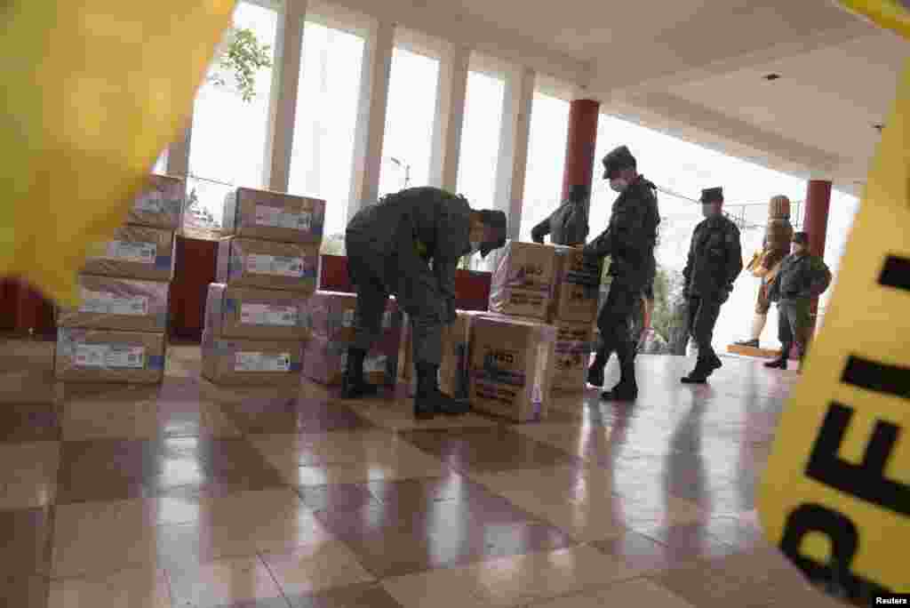 Soldados manipulan material electoral en un centro de votación durante las elecciones presidenciales de Ecuador el 7 de febrero de 2021.