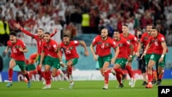 Les joueurs marocains lors des huitièmes de finale de la Coupe du monde de football entre le Maroc et l'Espagne, au stade Education City d'Al Rayyan, au Qatar, le 6 décembre 2022.