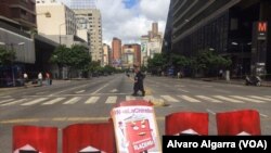 Sebuah jalan di blokade saat pemogokan berlangsung di Caracas, Venezuela, Jul 26, 2017. Sebuah papan bertuliskan ``Curang'' dipasang.