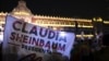 Personas sostienen una pancarta que dice "Claudia Sheinbaum presidenta" después de que el partido gobernante Morena de México la declarara ganadora de las elecciones presidenciales. En la Plaza del Zócalo en el centro de la Ciudad de México, México, el 2 de junio de 2024.