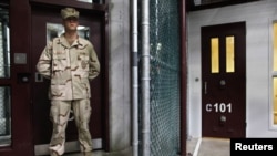 Seorang tentara AS menjaga kamp tahanan di Guantanamo (foto: dok). AS memulai sidang pra-peradilan tersangka teroris 9/11 di Guantanamo. 