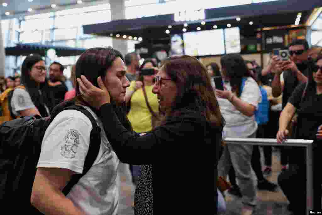 Edita Bizama toca el rostro de su hija, Adamary García, otra víctima de adopciones forzadas en Chile. 