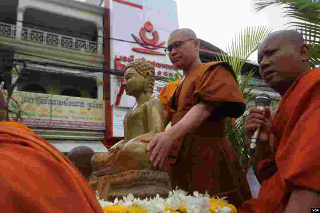 ព្រះសង្ឃនិងអ្នកកាន់ព្រះពុទ្ធសាសនា ១០០០នាក់ដង្ហែក្បួនតាមបែបព្រះពុទ្ធសាសនាក្នុងពិធីវិសាខបូជានៅថ្ងៃទី២០ឧសភាឆ្នាំ២០១៦។ វិសាខបូជាជាពិធីបែបព្រះពុទ្ធសាសនាដ៏សំខាន់ប្រចាំឆ្នាំដើម្បីរំឮកថ្ងៃដែលព្រះពុទ្ធប្រសូត្រ ត្រាស់ដឹង និងចូលបរិនិព្វាន។ (ឡេង ឡែន/VOA)
