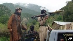 Militan Taliban-Pakistan di Waziristan, dekat perbatasan Afghanistan (foto: dok). Serangan misil AS menewaskan sedikitnya 4 militan hari Sabtu (1/9). 