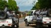 Les forces de sécurité burundais déployées après une attaque à la grenade au cours de laquelle un général Tutsi et conseiller à la sécurité du vice-président, Athanase Kararuza, a été tué, à Bujumbura, le 25 avril 2016.