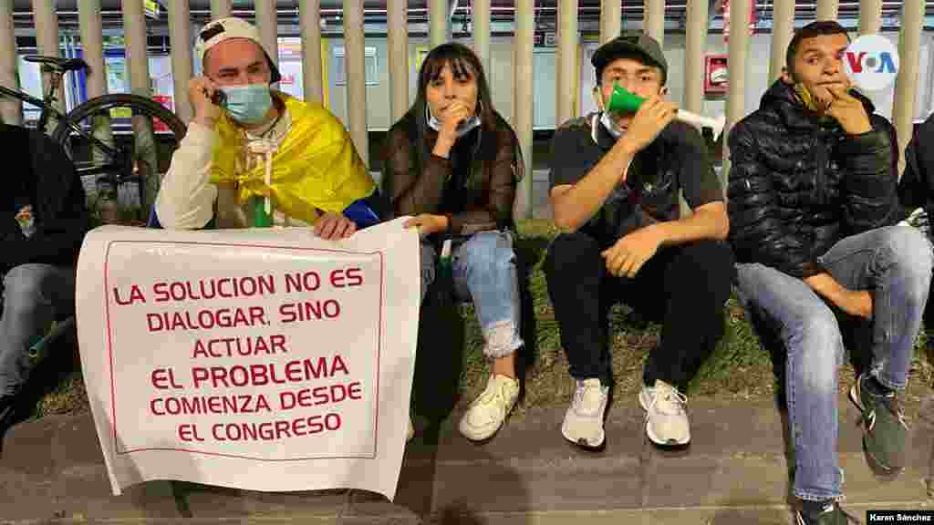 El paro se originó en rechazo a un plan de reforma tributaria del Gobierno, que fue retirado. No obstante, el fin de la violencia y las necesidades relacionadas con educación, salud y equidad han aumentado el descontento de la población colombiana.
