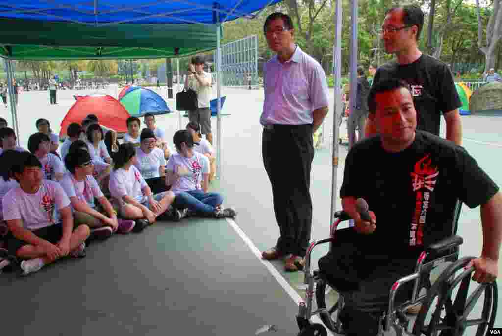 中國民運人士方政(坐輪椅者) 與參加廣場體驗營的學生對談,分享當年參與北京八九民運的感受
