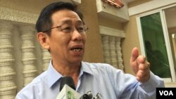 FILE: Ky Tech, Hun Sen’s lawyer, talks to journalists in front on the Municipal Court in Phnom Penh, July 18, 2017. (Kann Vicheika/VOA Khmer)