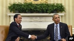 លោក​ប្រធានាធិបតី Barack Obama ចាប់​ដៃ​ជាមួយ​លោក​ប្រធានាធិបតី Joko Widodo នៅ​ក្នុ​ងអំឡុង​ពេល​ជួប​ប្រជុំ​នៅ​ការិយាល័យ Oval Office នៃ​​ប្រធានាធិបតី​ក្នុង​​សេតវិមាន កាល​ពី​ថ្ងៃ​ចន្ទ ទី​២៦​ ខែ​តុលា​ ឆ្នាំ​២០១៥។​