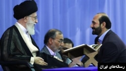 سعید طوسی، قاری قرآن نفر سمت راست، در حضور رهبر جمهوری اسلامی