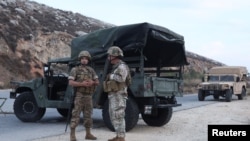 Miembros del ejército libanés se encuentran cerca de vehículos militares en la aldea de Kfar Kila, como se muestra en la foto de Khiam, cerca de la frontera con Israel, en el sur del Líbano, el 7 de octubre de 2023. REUTERS/Aziz Taher