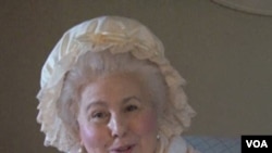 Seorang perempuan yang memerankan Martha Washington sedang bercerita kepada pengunjung Mount Vernon.