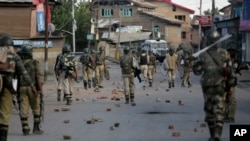 Pasukan keamanan India berpatroli di wilayah Srinagar, daerah Kashmir yang dikontrol India, 7 September 2106 (AP Photo/Mukhtar Khan). Dua orang tewas dan sedikitnya 25 lainnya cedera, Sabtu (10/9) ketika pasukan pemerintah menembakkan gas air mata dan bentrok dengan demonstran yang menuntut kebebasan dari kekuasaan India di Kashmir.