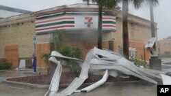 Un aparente tornado provocado por el huracán Milton causó daños a una tienda 7-Eleven en Cape Coral, Florida, el 9 de octubre de 2024.