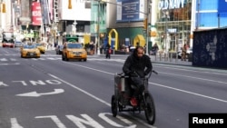 Times Square y otros lugares emblemáticos de la ciudad permanecen semidesiertos por las medidas para detener el avance del coronavirus.