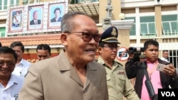 រូបឯកសារ៖ លោក​ គង់ គាំ ​ប្រធាន​កិត្តិយ​ស​គណប​ក្ស​ឆន្ទៈ​ខ្មែរ ​និង​ជា​អតីត​ប្រធាន​គណបក្ស​សម រង្ស៊ី ស្ថិត​នៅ​មុខ​សាលាដំបូង​រាជធានី​ភ្នំពេញ​ នាថ្ងៃទី២៣ ខែមករា ឆ្នាំ២០១៩។