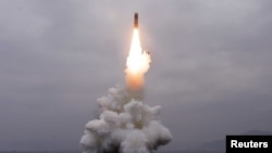 북한은 2일 오전 동해 원산만 수역에서 신형 잠수한탄도미사일(SLBM) '북극성-3형' 시험발사에 성공했다면서 사진을 공개했다.