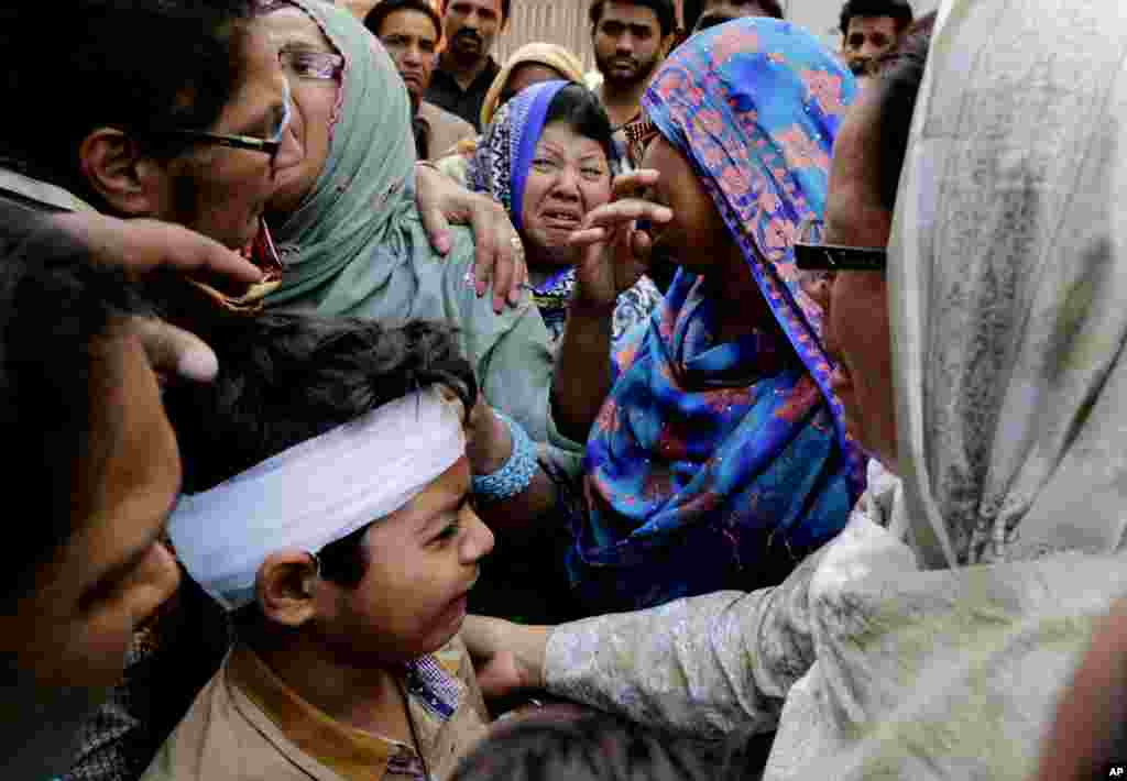 Eric John, Wanda Harin Bam Ya Shafa A Wurin Jana'izar Dan Uwan Sa Da Ya Rasu A Sakamakon Harin Bam A Lahore, Pakistan, Maris 28, 2016. 