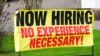 Un cartel de la empresa minorista Channel Control Merchants LLC en Hattiesburg, Mississippi, anuncia que está contratando empleados sin experiendia en el giro el 27 de marzo de 2021.