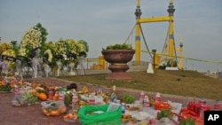ពលរដ្ឋ​ខ្មែរ​បាន​រៀប​គ្រឿង​សែន​ព្រេន​នៅ​ជើង​ស្ពាន​ពេជ្រ​ក្នុង​ក្រុង​ភ្នំពេញ ជា​កន្លែង​ដែល​កើត​មាន​ការ​ផ្អើល​រត់​ជាន់​គ្នា​កាល​ពី​ថ្ងៃ​ច័ន្ទ​ដែល​បាន​សម្លាប់​អ្នក​មក​កម្សាន្ត​ចំនួន​ជាង​៣០០​នាក់។