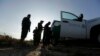 ARCHIVO - En esta fotografía del miércoles 6 de noviembre de 2019, agentes de la Patrulla Fronteriza detienen a hombres que se cree que ingresaron ilegalmente al país, cerca de McAllen, Texas, a lo largo de la frontera entre Estados Unidos y México.
