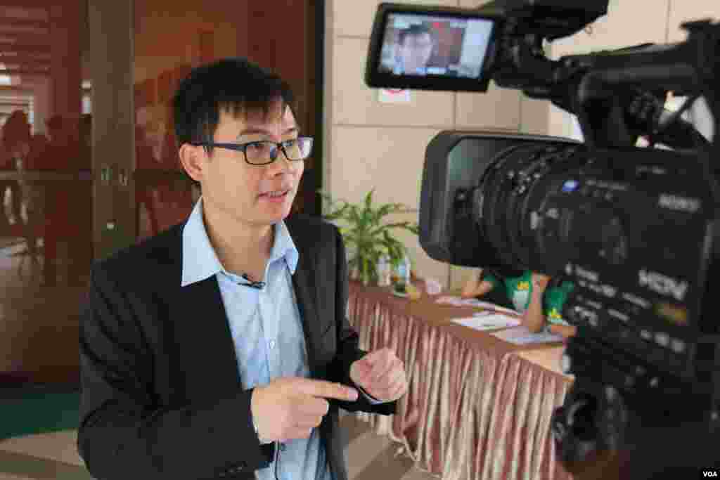 លោក ឈាង វណ្ណារិទ្ធ សហប្រធាននៃវេទិកាការអភិវឌ្ឍប្រកបដោយចីរភាពដែលរៀបចំដោយវិទ្យាស្ថាន Enrich ផ្តល់បទសម្ភាសន៍ទៅកាន់អ្នកយកព័ត៌មាន អំពីសារៈសំខាន់នៃវេទិកាសាធារណៈមួយនេះ។ (នូវ ពៅលក្ខិណា VOA) 