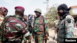 Les autorités militaires ivoiriennes saluent les mutins à Bouaké, Côte d’Ivoire, 13 janvier 2017.