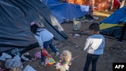 ARCHIVO - Expertos ven la protección de derechos de los niños como crucial para afrontar la creciente migración en el continente.