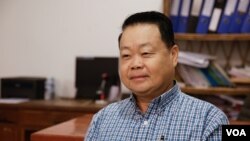 លោក ទាវ វណ្ណុល សមាជិកព្រឹទ្ធសភាគណបក្សសម រង្ស៊ី ផ្តល់បទសម្ភាសដល់ VOA អំពីវិសោធនកម្មច្បាប់ស្តីអំពីគណបក្សនយោបាយ នៅទីស្នាក់ការគណបក្សសង្គ្រោះជាតិ, នៅរាជធានីភ្នំពេញ, នៅថ្ងៃទី១៩ ខែកក្កដា ឆ្នាំ២០១៧។ (ខាន់ សុគុំមនោ/ VOA)