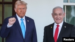 2025년 2월 4일 워싱턴 백악관에서 도널드 트럼프 미국 대통령이 베냐민 네타냐후 이스라엘 총리와 회담전 기념 촬영을 했다.