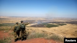 Deux soldats israéliens à la frontière, dans la partie du Golan syrien occupée par Israël, le 7 juillet 2018. 
