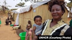 Un bébé congolais, Belle Saleh, et sa grand-mère, au centre de transit de Nchelenge à Chiengi, dans la province de Luapula, dans le nord de la Zambie, le 28 septembre 2017 . (UNHCR)
