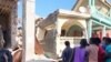 Grupos de haitianos observan los destrozos causados por un fuerte terremoto de magnitud 7,0 en el oriente del país el 14 de agosto de 2021. Foto de Makenson Charles, VOA.