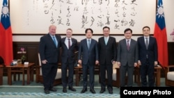 台灣總統賴清德(左三）在台北的總統府會見前美國副國家安全顧問博明(左二）及退役海軍少將馬克·蒙哥馬利(左一）。 （2025年2月17日，台灣總統府提供)