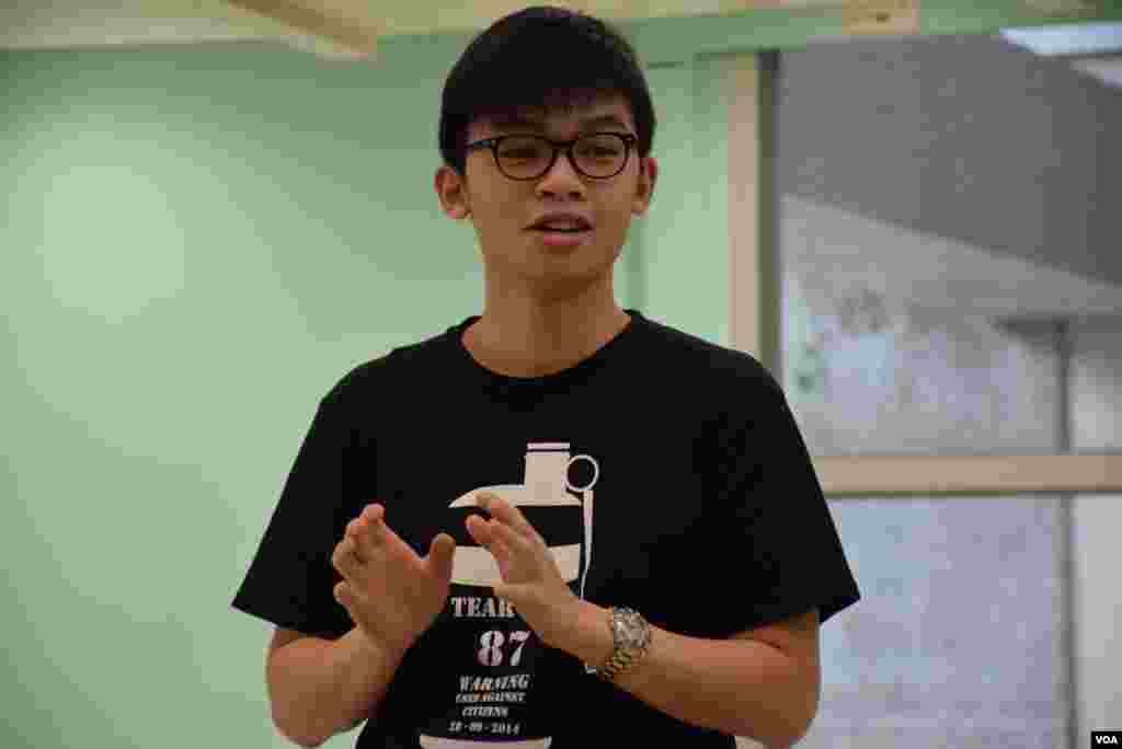 學民思潮發言人黎汶洛表示,擔心有泛民主派立法會議員「轉軚」支持港府基於人大「8-31框架」提出的政改方案。(美國之音湯惠芸拍攝)