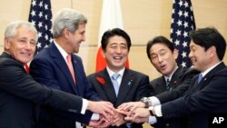 Yaponiya bosh vaziri Shinzo Abe (o'rtada), AQSh mudofaa vaziri Chak Xeygl (chapda), AQSh davlat kotibi Jon Kerri (chapdan ikkinchi), Yaponiya tashqi ishlar vaziri Fumio Kishida (o'ngdan ikkinchi) va Yaponiya mudofaa vaziri Itsunori Onodera Tokioda uchrashuvdan so'ng, 3-oktabr, 2013-yil