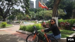 La joven Neycareth Paz, que creó su propia bicicleta eléctrica, conversa con la Voz de América en Caracas, en agosto de 2021. [Foto: VOA/Adriana Núñez Rabascall]