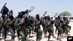 Militan Al-Shabab melakukan latihan militer di Somalia (foto: dok). 